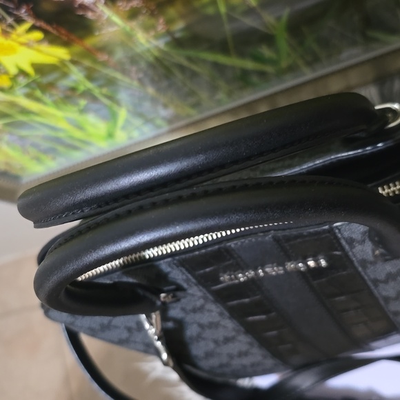 Michael Kors Cindy Dome Satchel Black Monogram Leather Trim Crossbody COA - Picture 6 of 12